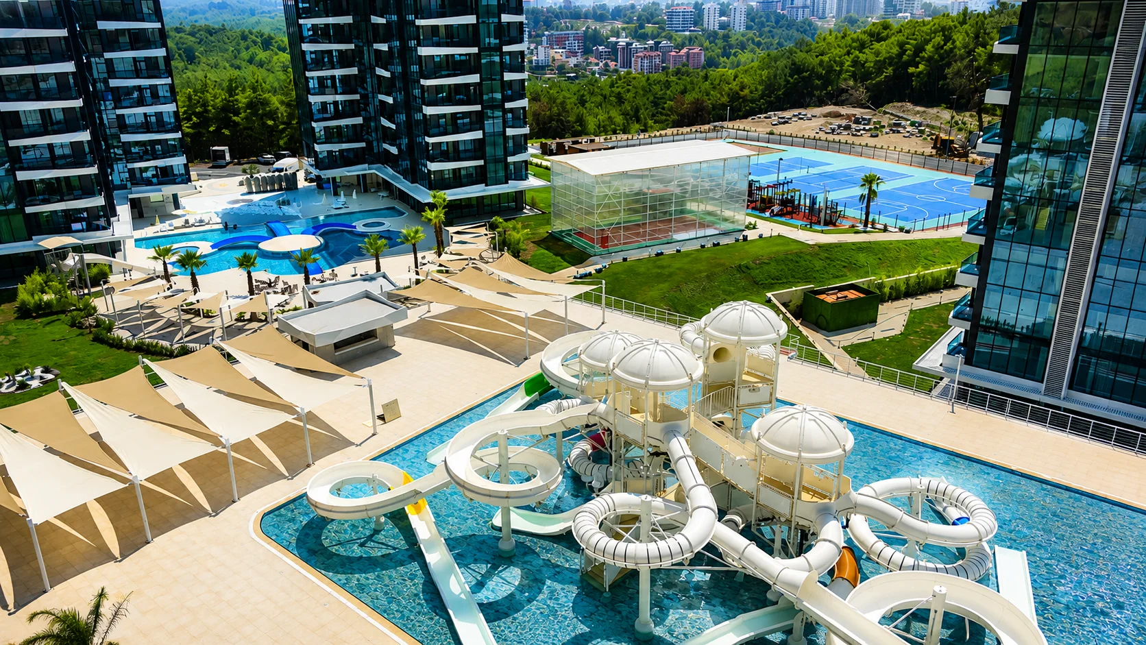 Pools and resort infrastructure in Alanya